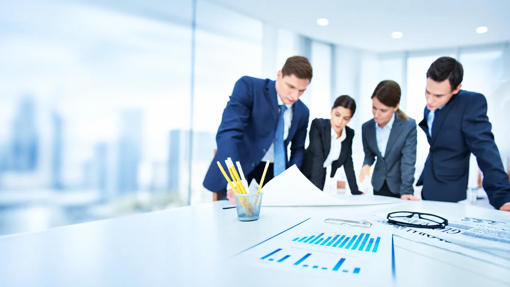 Equipe de consultores analisando relatórios em uma reunião